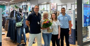 Edip Özerol, Center Manager der Mercaden Böblingen (rechts) feiert gemeinsam mit Sven Wegener, Marion Jahnke (2. von links) und Celina Eckert von Jeans Fritz die Eröffnung.